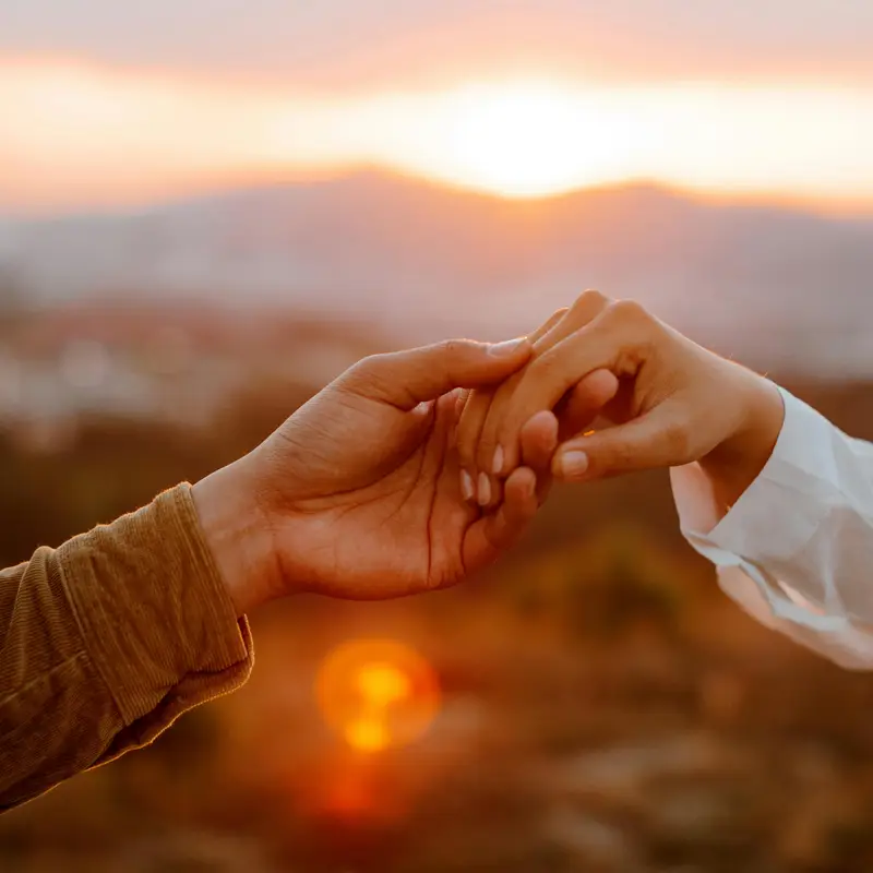 une femme et un homme qui se tiennent la main